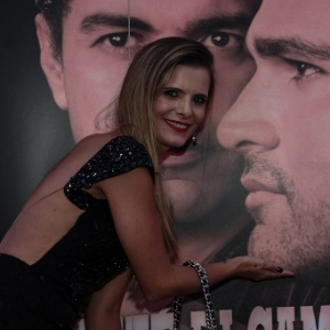 25.mar.2014 - A arquiteta Flávia Fonseca, mulher de Luciano, ?acaricia? foto do marido antes do show da dupla Zezé di Camargo e Luciano no Ginásio de Esportes do São Paulo Futebol Club, na capital paulista - Cláudio Augusto/Photo Rio News