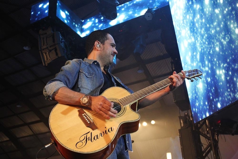 25.mar.2014 - Luciano se apresenta no Ginásio de Esportes do São Paulo durante show com o irmão Zezé di Camargo e mostra a dedicatória para a mulher em seu violão - Cláudio Augusto/Photo Rio News