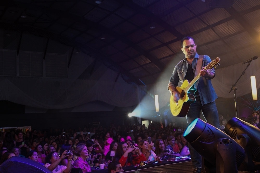 25.mar.2014 - Mais magro, Luciano se apresenta com o irmão Zezé di Camargo em show no Ginásio de Esportes do São Paulo Futebol Club, na capital paulista - Cláudio Augusto/Photo Rio News