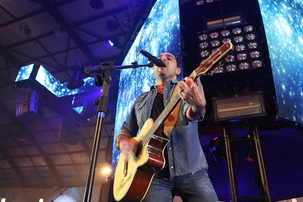 25.mar.2014 - Mais magro, Luciano se apresenta com o irmão Zezé di Camargo em show no Ginásio de Esportes do São Paulo Futebol Club, na capital paulista - Cláudio Augusto/Photo Rio News