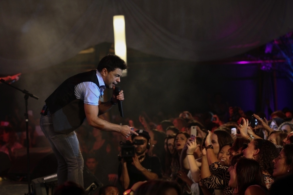 25.mar.2014 - Zezé Di Camargo e Luciano se apresentam no Ginásio de Esportes do São Paulo Futebol Clube, localizado no bairro do Morumbi, em São Paulo, em homenagem tardia ao Dia Internacional da Mulher, que foi comemorado no último dia 8 de março - Cláudio Augusto/Photo Rio News