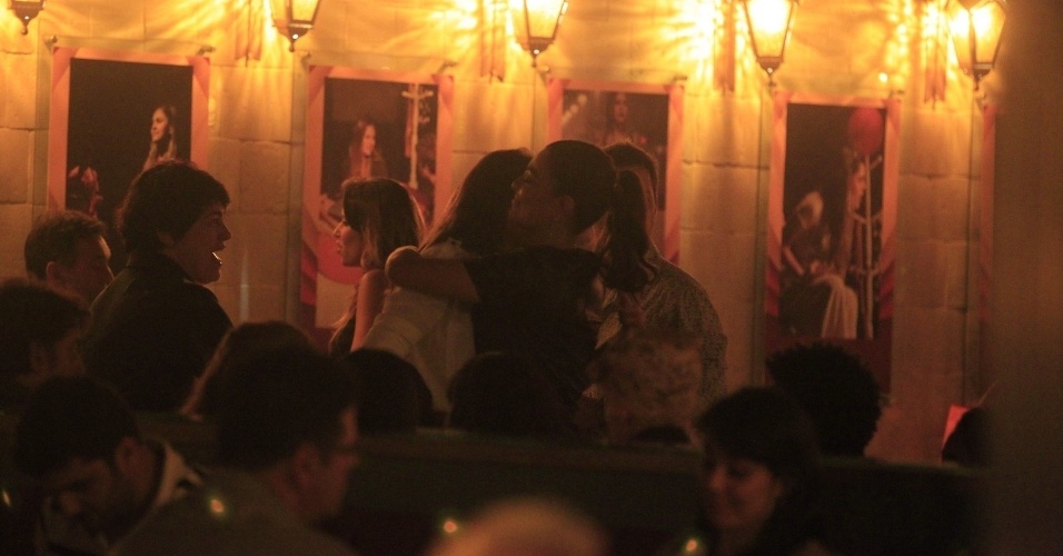 26.mar.2014 - Deborah Secco abraça a amiga, Juliana Paes, em seu aniversário em um restaurante na Barra da Tijuca, no Rio