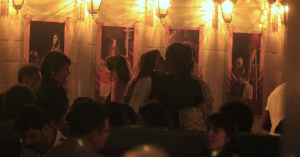 26.mar.2014 - Deborah Secco beija a amiga, Juliana Paes, em seu aniversário em um restaurante na Barra da Tijuca, no Rio
