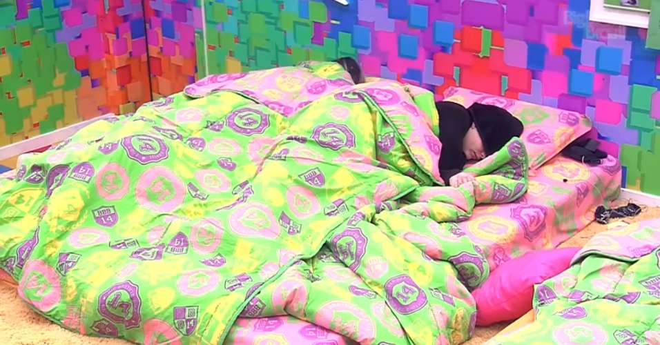 26.mar.2014 -  Depois de gravarem Raio-X, Clara e Vanessa voltam a dormir no quarto Festa