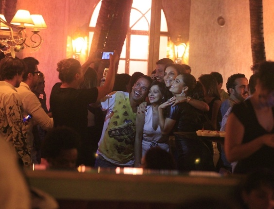 26.mar.2014 - Ivete Sangalo tira foto com Juliana Paes brinda e amigos