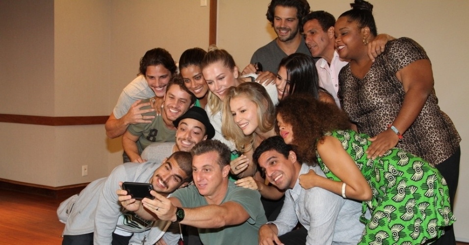 26.mar.2014 - Luciano Huck faz selfie com os famosos, que participarão do quadro "Saltibum", no "Caldeirão"