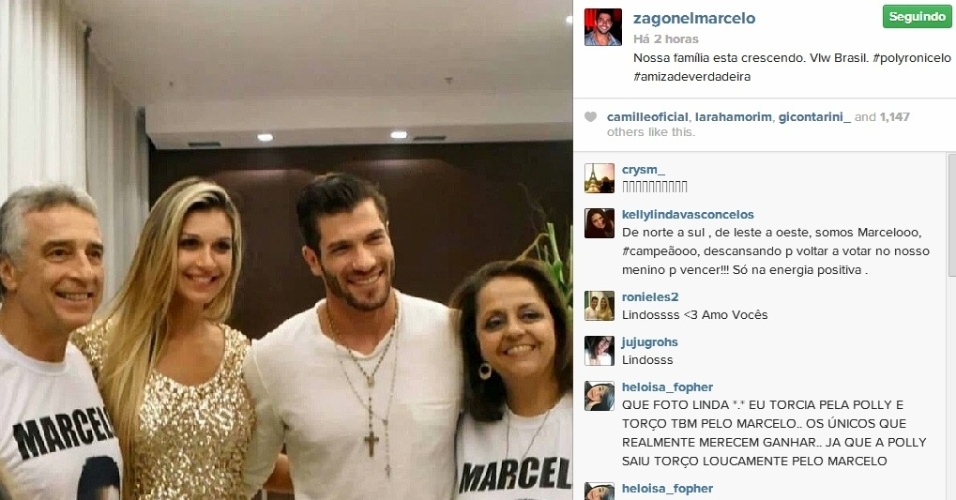 26.mar.2014 - Pais de Marcelo postam foto ao lado do casal Roni e Tatiele: 