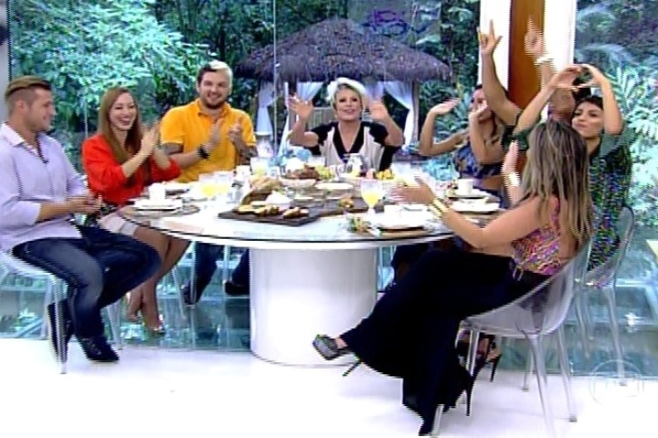 26.mar.2014 - Participantes eliminados tomam café da manhã com Ana Maria Braga no programa "Mais Você"