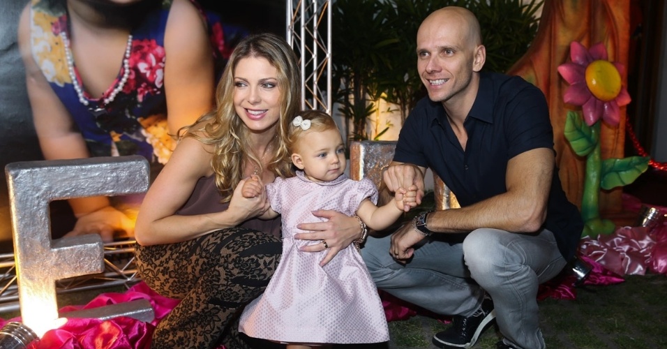 26.mar.2014 - Sheila Mello e o nadador Fernando Scherer, o Xuxa, comemoram o aniversário de 1 ano da filha Brenda, em São Paulo