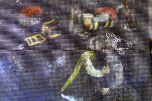 5.nov.2013 - Reprodução de uma pintura do artista Marc Chagall é mostrada durante uma entrevista coletiva em Augsburgo, no sul da Alemanha, sobre a descoberta de mais de 1.400 obras de arte no apartamento de Cornelius Gurlitt em Munique. O trabalho não datado, "Cena Alegórica", da metade dos anos 1920, foi roubada durante a Segunda Guerra Mundial por nazistas, de uma família judia chamada Blumsteins, que vivia em Riga - Christof Stache/AFP