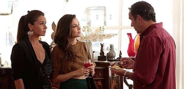 "Em Família", Víirgílio pede favor para Marina e Clara não gosta