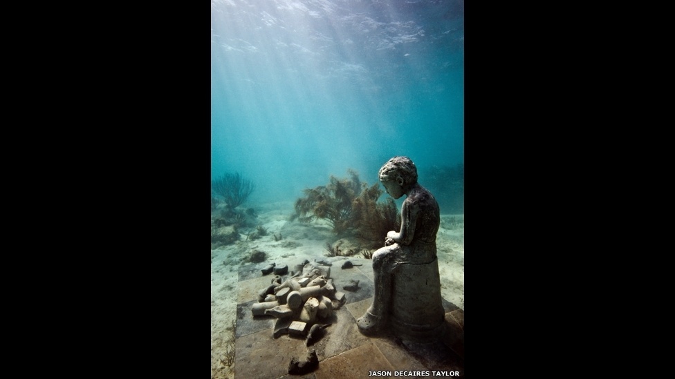 O artista Jason deCaires Taylor criou um enorme museu subaquático usando 450 esculturas em tamanho real, que foram colocadas no fundo do oceano - Jason deCaires