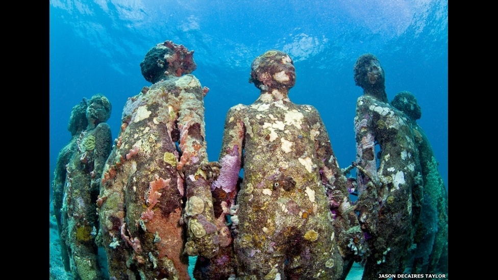 O artista Jason deCaires Taylor criou um enorme museu subaquático usando 450 esculturas em tamanho real, que foram colocadas no fundo do oceano - Jason deCaires