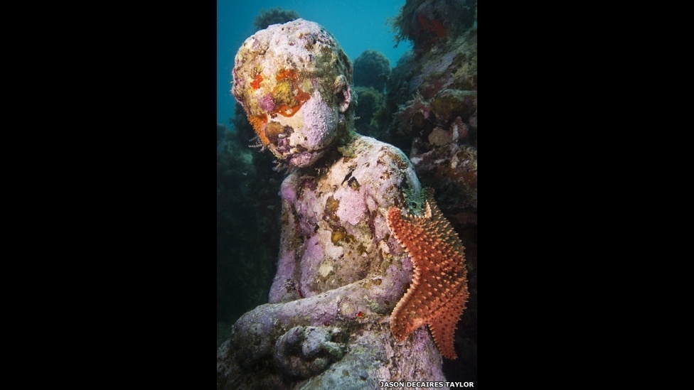 O artista Jason deCaires Taylor criou um enorme museu subaquático usando 450 esculturas em tamanho real, que foram colocadas no fundo do oceano - Jason deCaires