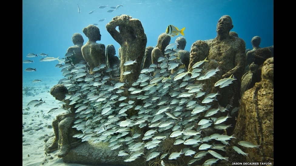 O artista Jason deCaires Taylor criou um enorme museu subaquático usando 450 esculturas em tamanho real, que foram colocadas no fundo do oceano - Jason deCaires