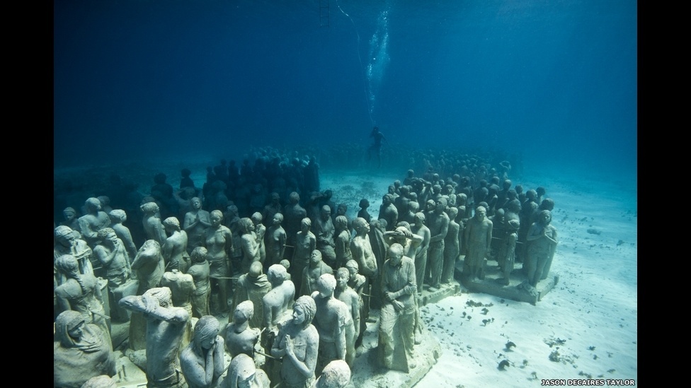 O artista Jason deCaires Taylor criou um enorme museu subaquático usando 450 esculturas em tamanho real, que foram colocadas no fundo do oceano - Jason deCaires