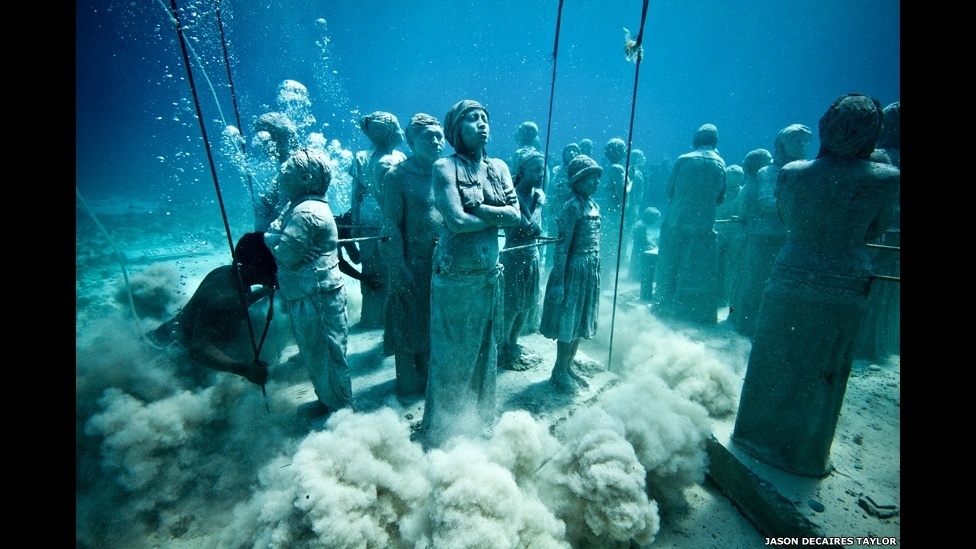 O artista Jason deCaires Taylor criou um enorme museu subaquático usando 450 esculturas em tamanho real, que foram colocadas no fundo do oceano - Jason deCaires