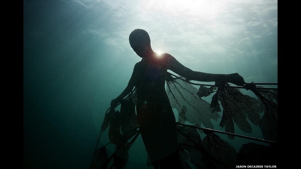 O artista Jason deCaires Taylor criou um enorme museu subaquático usando 450 esculturas em tamanho real, que foram colocadas no fundo do oceano - Jason deCaires
