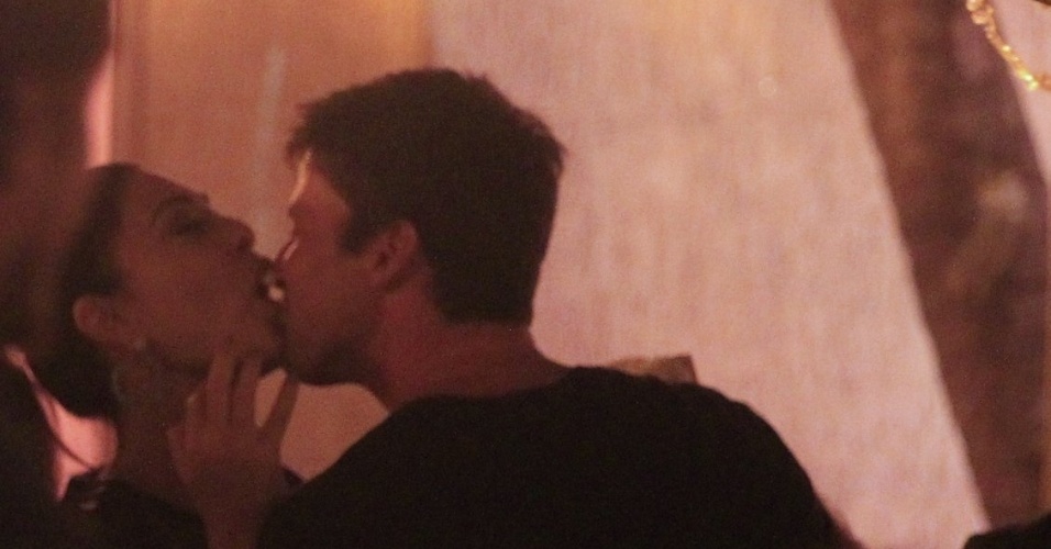 26.mar.2014 - Juliana Paes e marido trocam beijos durante o aniversário da atriz