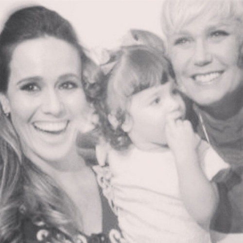 27.mar.2014 - A atriz Fernanda Pontes também homenageou a apresentadora publicando uma foto sua com a filha e Xuxa. "Parabéns, Parabéns .... Hj o Dia é dela que fez parte de toda minha infância, adolescência, da minha vida Profissional e agora faz parte da vida da minha filha! Te desejo o mundo de felicidade! Te amamos @xuxamenegheloficial !!!! Nossa linda e eterna Rainha!!! #parabensxuxa"