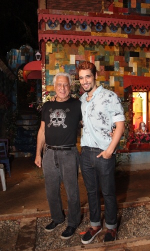 27.mar.2014 - Antonio Fagundes e o filho, Bruno, posam na cidade cenográfica de "Meu Pedacinho de Chão", no Projac, no Rio de Janeiro