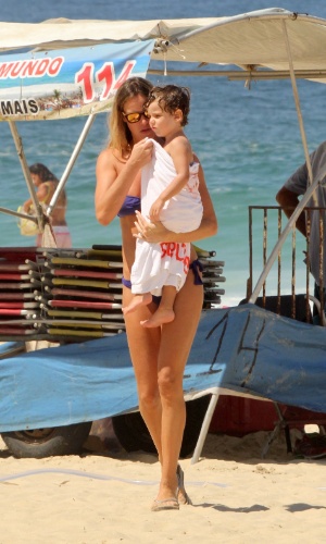 27.mar.2014 - Letícia Birkheuer deixa a praia de Ipanema, no Rio, após brincar com o filho, João Guilherme
