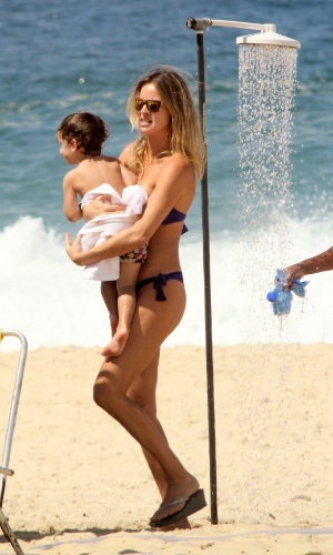 27.mar.2014 - Letícia Birkheuer deixa a praia de Ipanema, no Rio, após brincar com o filho, João Guilherme