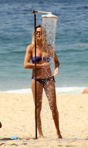27.mar.2014 - Letícia Birkheuer toma ducha após curtir dia de praia em Ipanema, no Rio de Janeiro