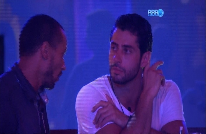 27.mar.2014 - Marcelo e Valter conversam no jardim durante Festa Roda de Samba
