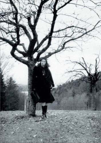 A escritora Clarice Lispector (1920 - 1977) em uma das fotografias que integra a segunda edição do livro "Clarice Fotobiografia", de Nádia Battella Gotlib