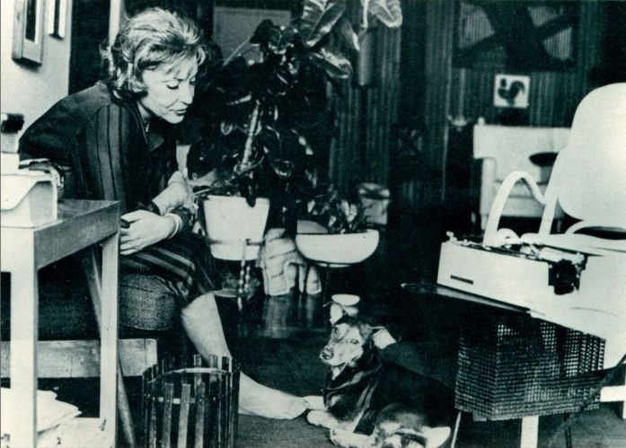 A escritora Clarice Lispector (1920 - 1977) em uma das fotografias que integra a segunda edição do livro "Clarice Fotobiografia", de Nádia Battella Gotlib