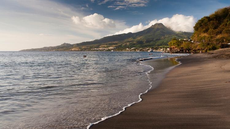MONTAGNE PELÉE (MARTINICA): Localizado no norte da linda ilha de Martinica, a Montagne Pelée é um dos mais ativos vulcões do Caribe -- e pode ser admirada desde a orla local. Em 1902, uma erupção do vulcão destruiu a cidade de St. Pierre, uma das principais da Martinica  - Getty Images - Getty Images