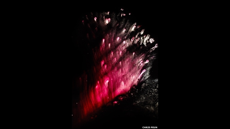 O fotógrafo britânico Chris Peun fez uma série de imagens recriando "galáxias escondidas" a partir de químicos encontrados em casa, como tintas acrílicas e solventes - Chris Peun