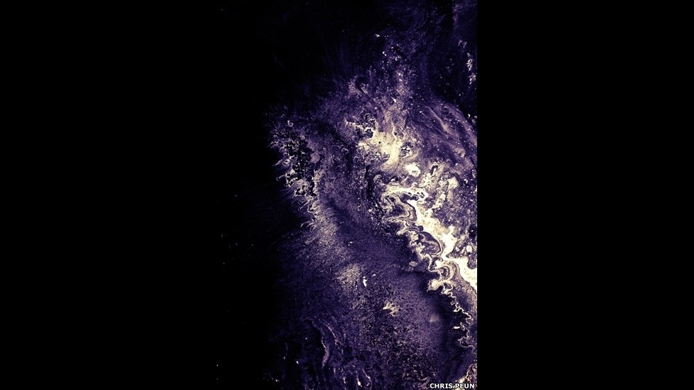 O fotógrafo britânico Chris Peun fez uma série de imagens recriando "galáxias escondidas" a partir de químicos encontrados em casa, como tintas acrílicas e solventes - Chris Peun