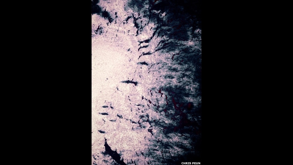 O fotógrafo britânico Chris Peun fez uma série de imagens recriando "galáxias escondidas" a partir de químicos encontrados em casa, como tintas acrílicas e solventes - Chris Peun