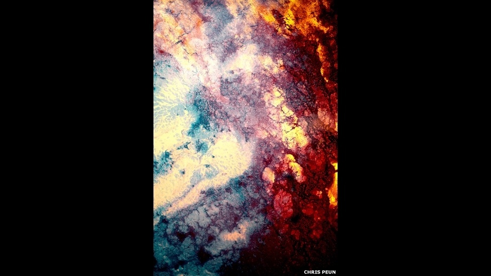 O fotógrafo britânico Chris Peun fez uma série de imagens recriando "galáxias escondidas" a partir de químicos encontrados em casa, como tintas acrílicas e solventesO fotógrafo britânico Chris Peun fez uma série de imagens recriando "galáxias escondidas" a partir de químicos encontrados em casa, como tintas acrílicas e solventes - Chris Peun