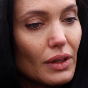 Angelina Jolie chegou chora ao falar com vítimas de estupro na Guerra da Bósnia 