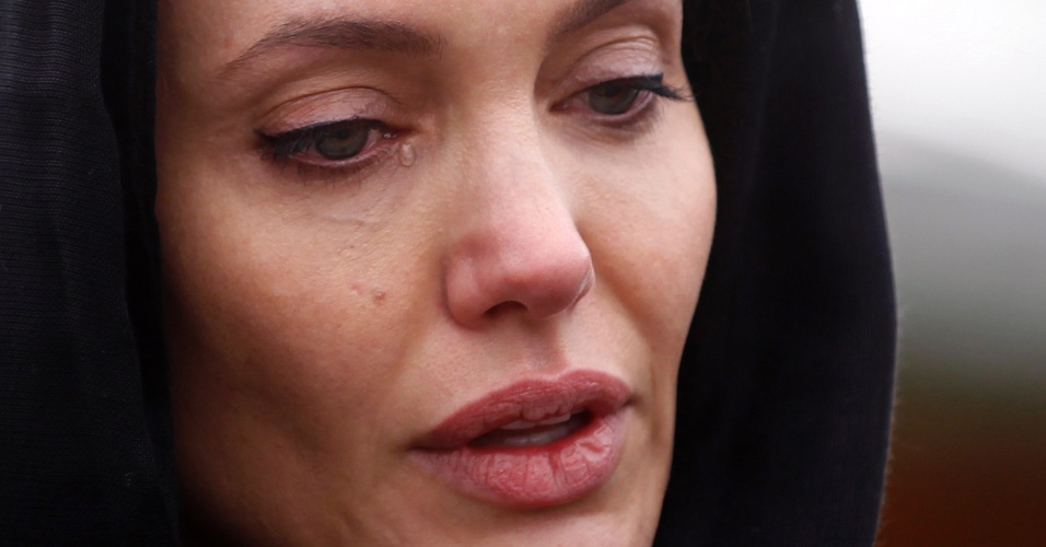 28.mar.2014 - Angelina Jolie chegou chora ao falar com vítimas de estupro na Guerra da Bósnia 
