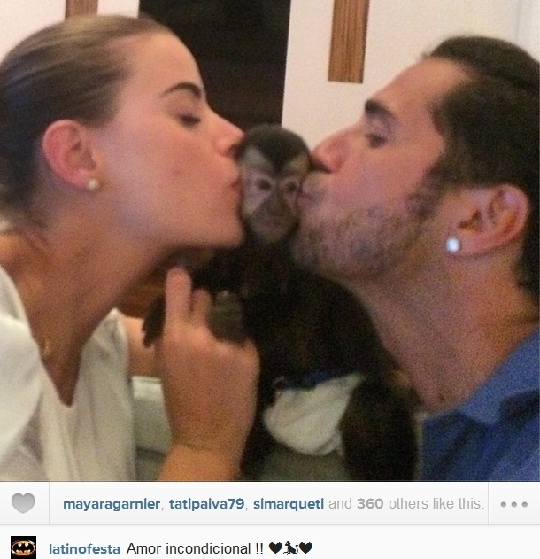 28.mar.2014- Latino e Rayanne Morais beijam macaco de estimação em foto publicada no Instagram do cantor: 