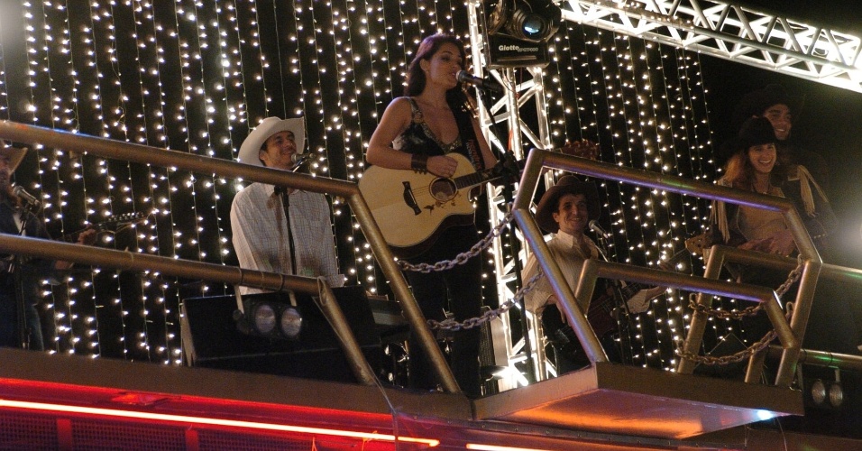 Em 2005, Tânia Mara emplacou o hit "Louca Paixão" em "América", novela exibida na Globo, de autoria de Glória Perez, com direção de Jayme Monjardim, marido da cantora. Além de estar na trilha sonora, Tânia também fez uma ponta no folhetim
