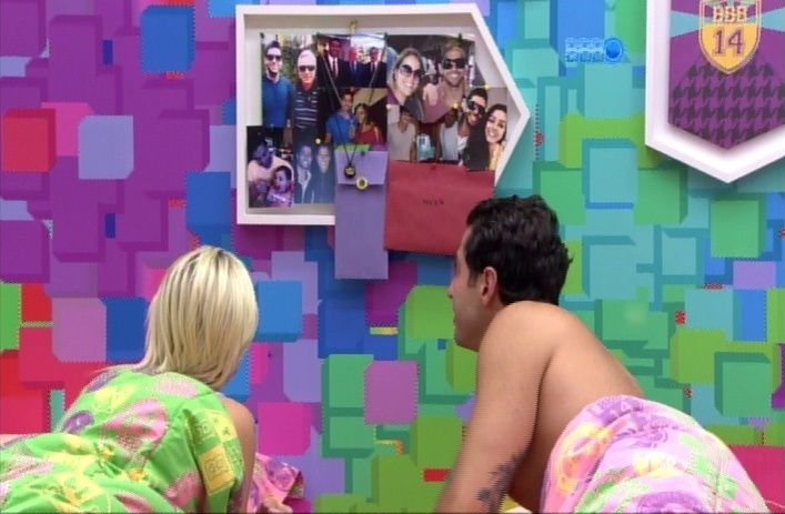 29.mar.2014 - No quarto Festa, Marcelo observa quadro com fotos de seus familiares e explica para Clara quem é quem