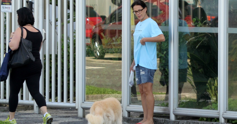 29.mar.2014 - Atriz Carolina Ferraz aproveita a manhã de sábado para passear com o cachorro pelas ruas do Leblon