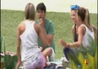 Brothers fazem piquenique com Bruno de Luca, no jardim - Reprodução/TV Globo