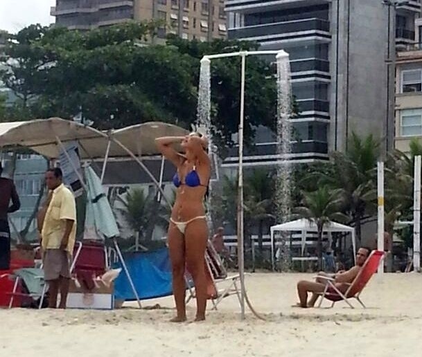 29.mar.2014 - Em clima de romance! Diego e Franciele curtem a praia de Ipanema, na zona sul do Rio de Janeiro, na manhã deste sábado