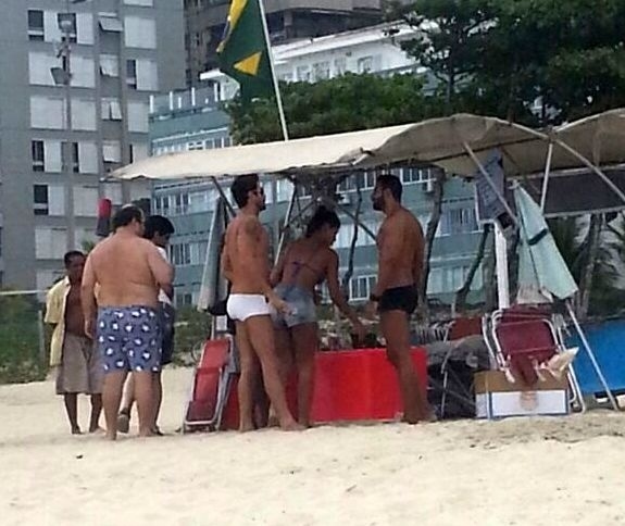 29.mar.2014 - Em clima de romance! Diego e Franciele curtem a praia de Ipanema, na zona sul do Rio de Janeiro, na manhã deste sábado