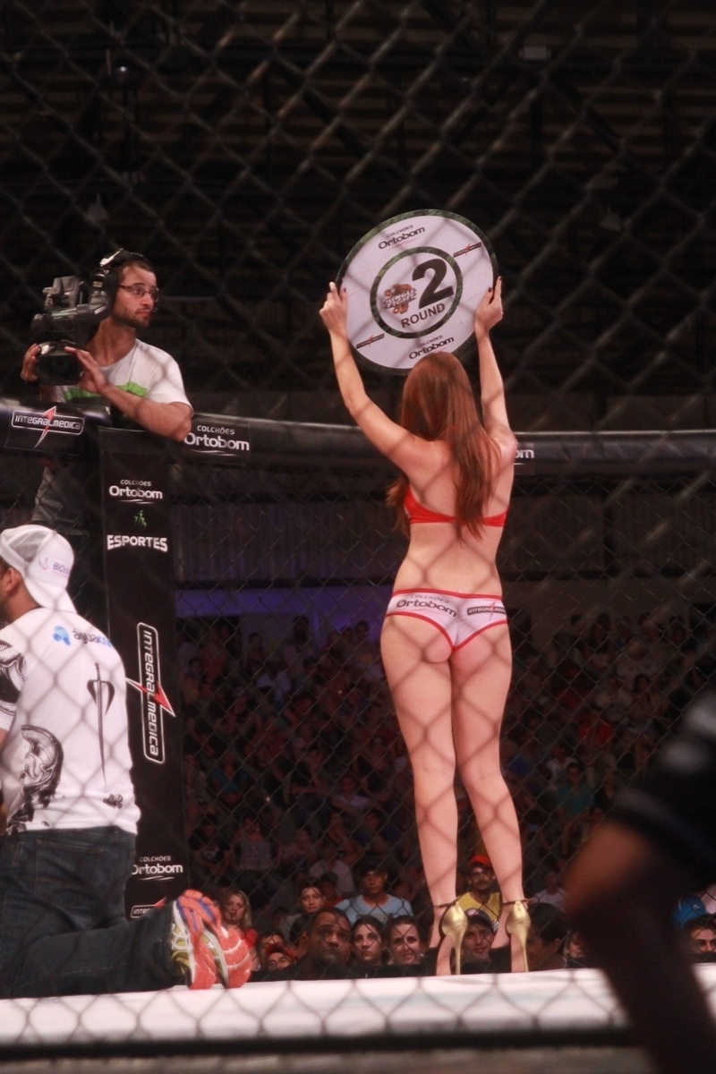 29.mar.2014 - Amanda estreia como ring girl no Jungle Fight de Walid Ismail, em Foz do Iguaçu (PR)