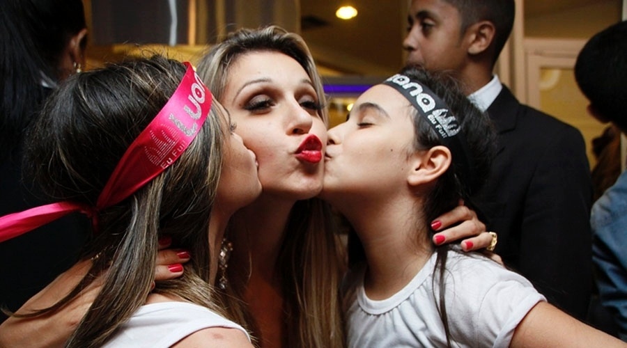 29.mar.2014 - Tatiele vai a show de Luan Santana, com o namorado Roni
