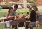 Almoço fora! Os quatro confinados ganham feijoada no jardim - Reprodução/TV Globo
