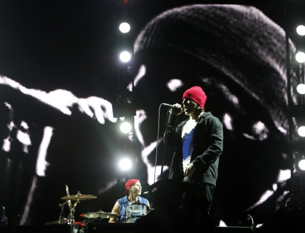 30.mar.2014 - Red Hot Chili Peppers fechou a noite de shows de sábado (29) na edição chilena do Lollapalooza - Felipe Trueba/Efe