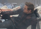 Jeremy Renner salta sobre carro em filmagens de "Os Vingadores 2" - AKM-GSI